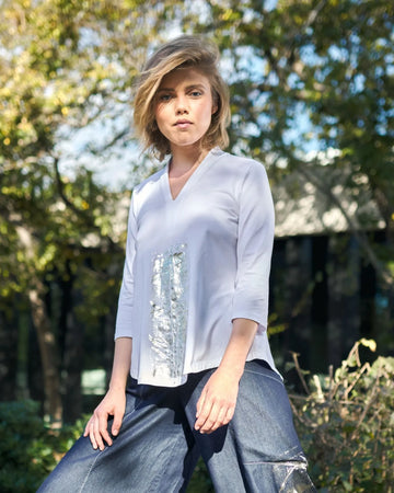 alembika-anchorage-v-neck-top-white-baumwoll-shirt-mit-print image 4