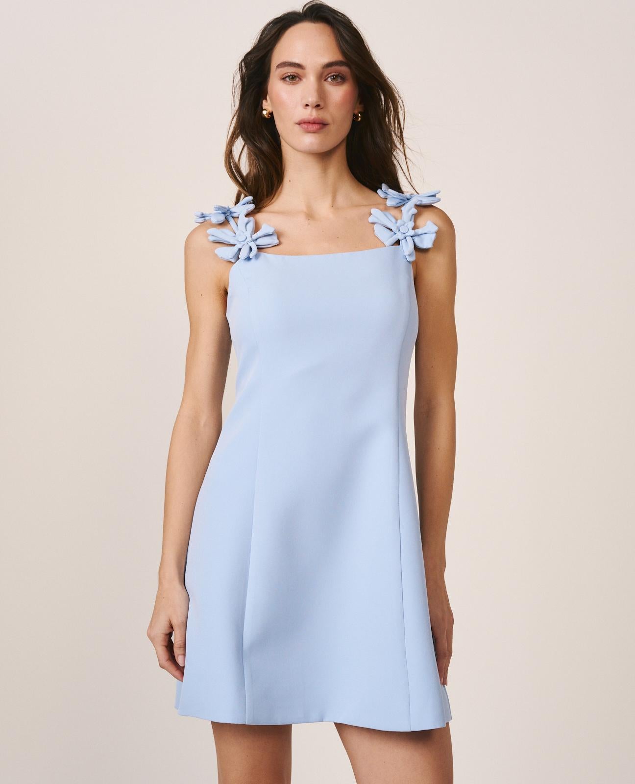 alma-en-pena-floral-straps-minikleid-tr-gerkleid-hellblau-aus-krepp-mit-blumen image 1