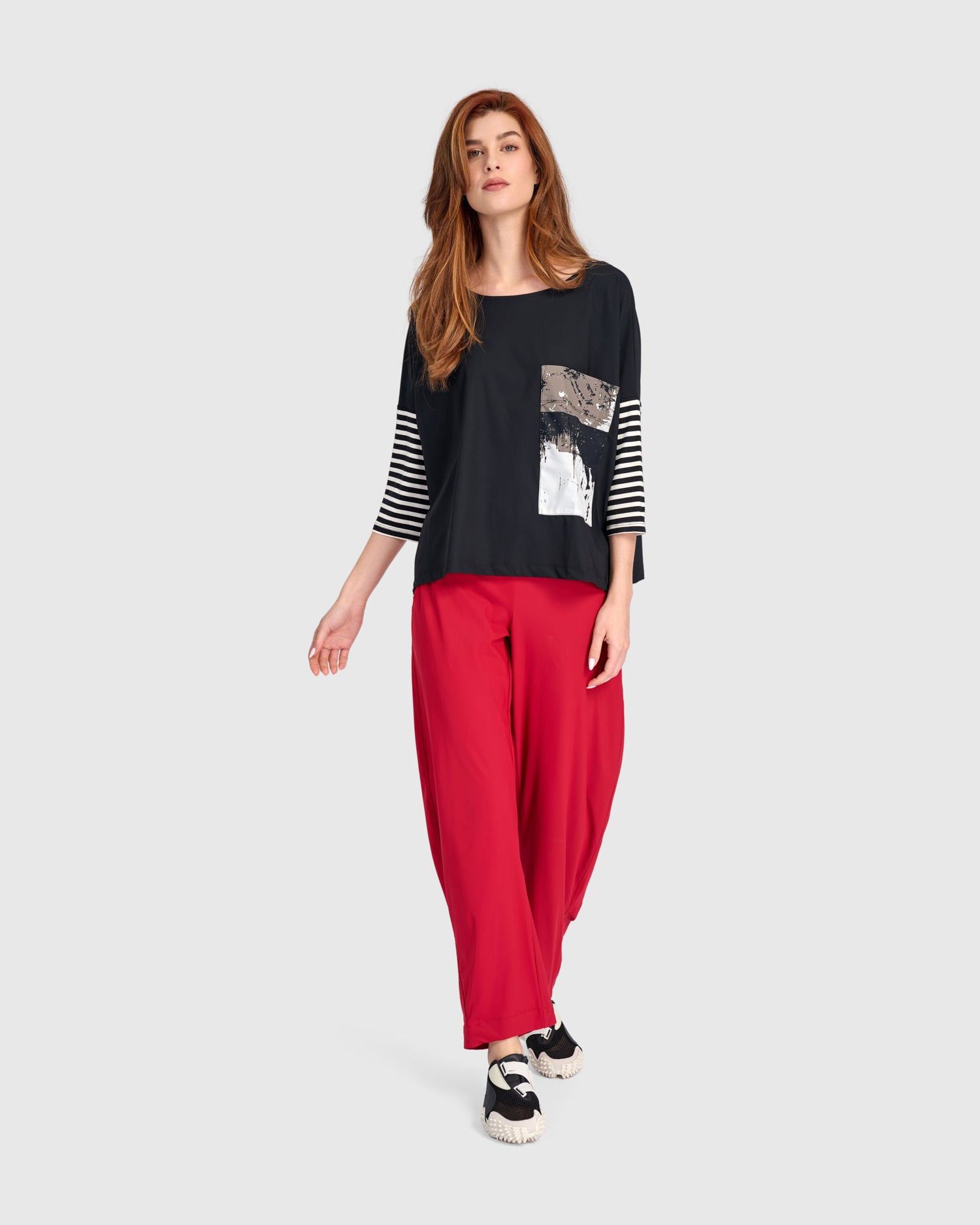 alembika-tekbika-mode-boxy-top-schwarz-graphic image 8