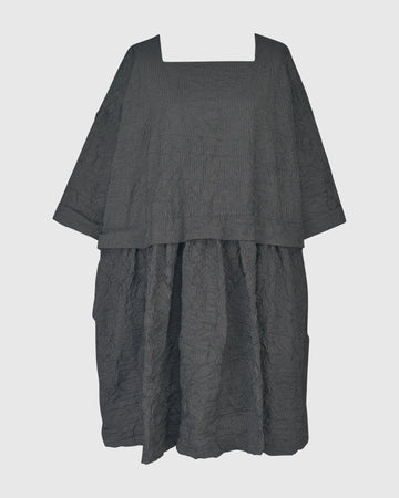 alembika-urban-haven-pinstripe-crinkle-kleid-charcoal image 7