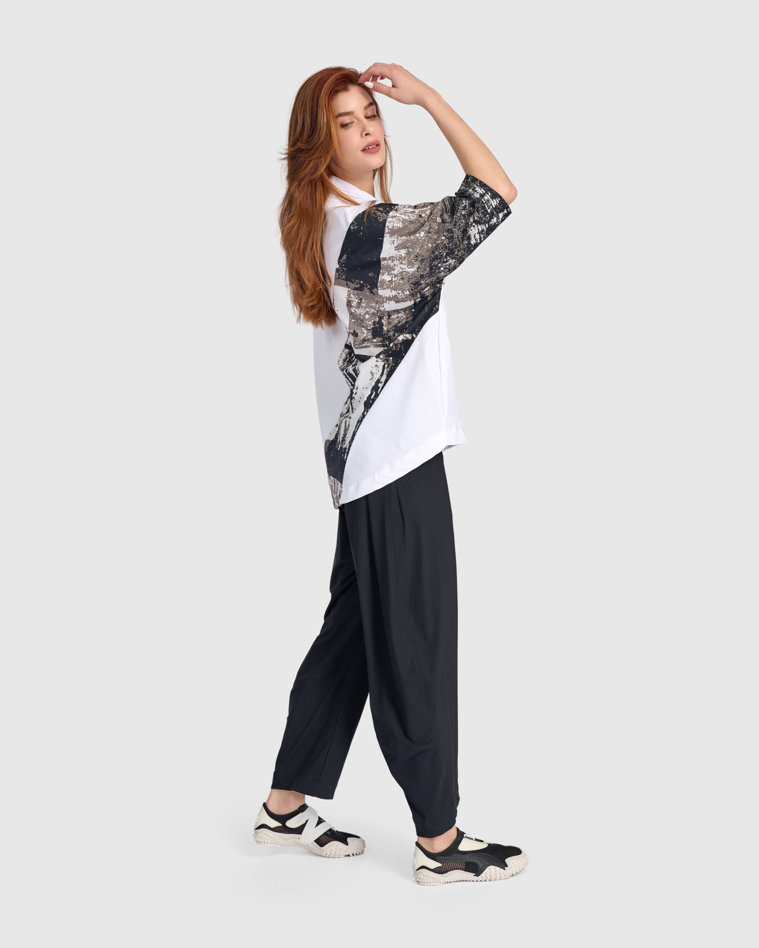 alembika-tekbika-funnel-pullover-top-white-graphic-damen image 2