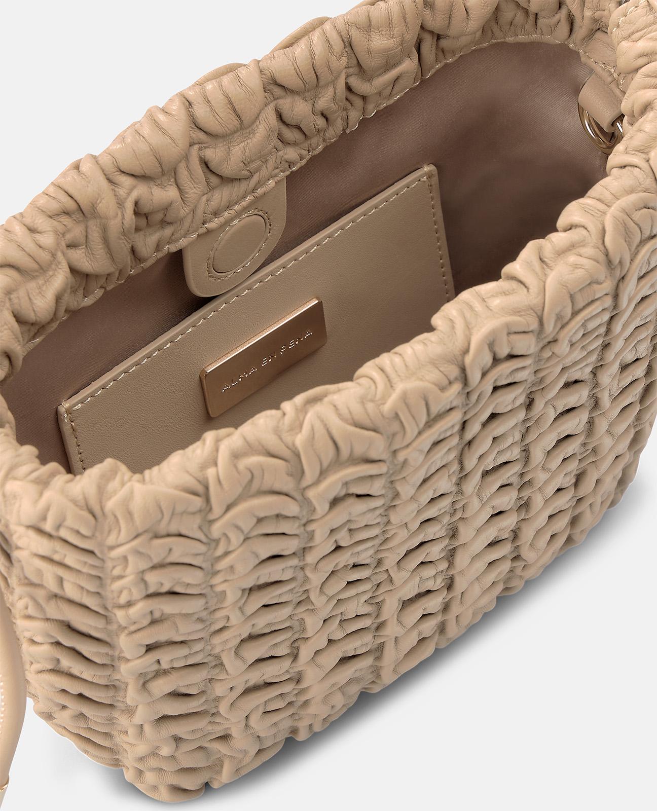alma-en-pena-beuteltasche-leder-sand-mit-kettenriemen image 2