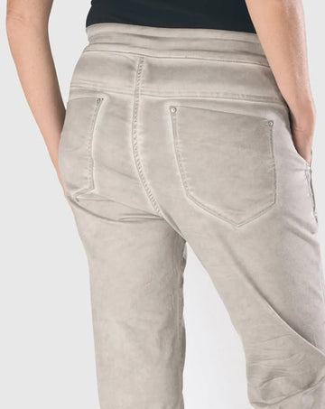 alembika-iconic-stretch-jeans-distressed-grey-wash image 4