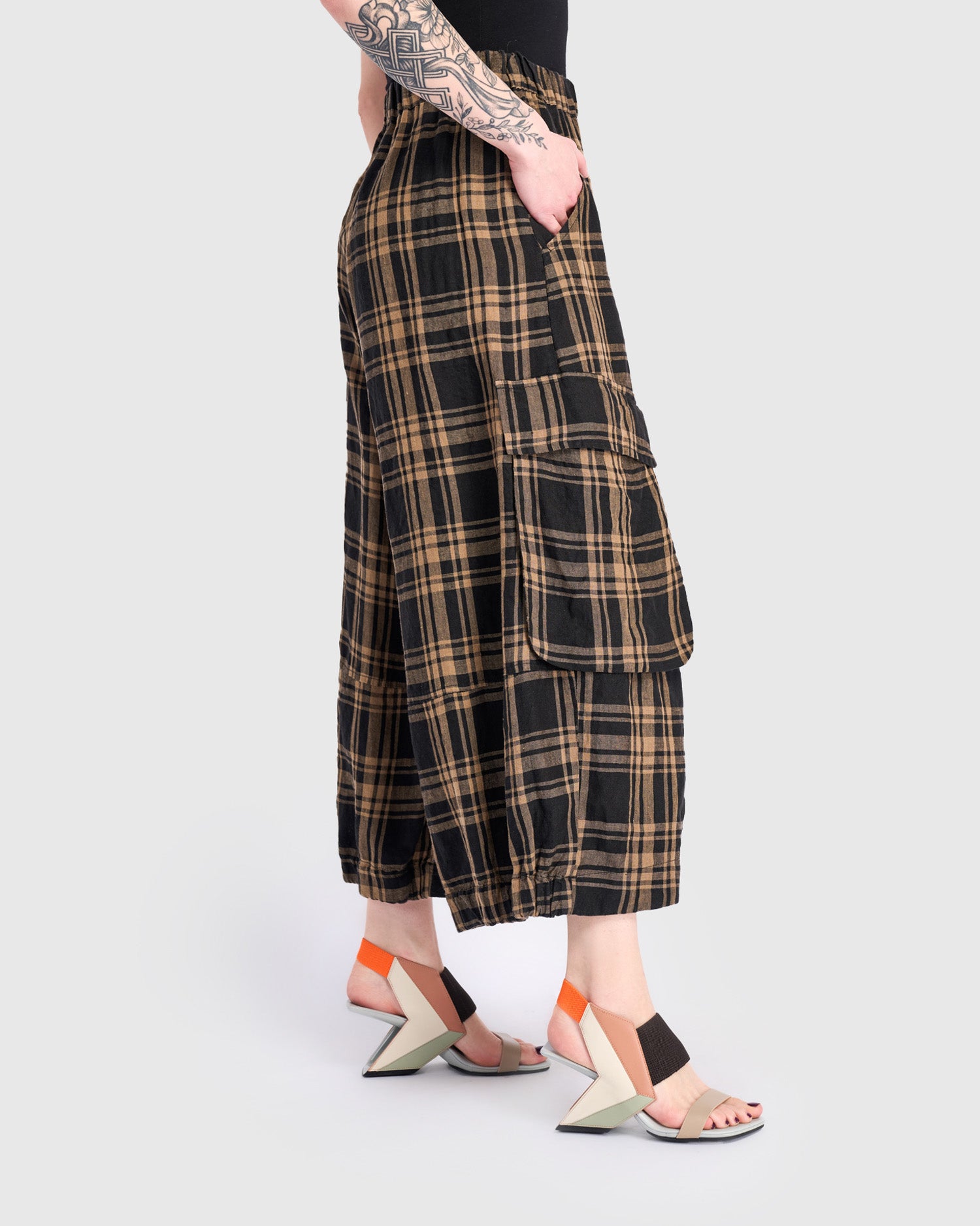 alembika-linen-wide-cargo-pants-sepia-plaid-leinen image 4