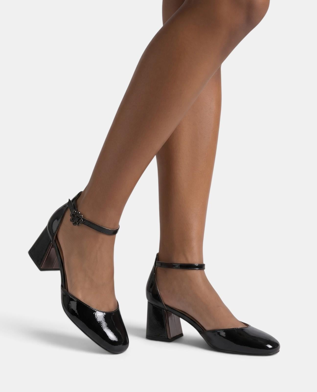 alma-en-pena-lack-pumps-seitlich-offen-7-cm-blockabsatz-schwarz image 5