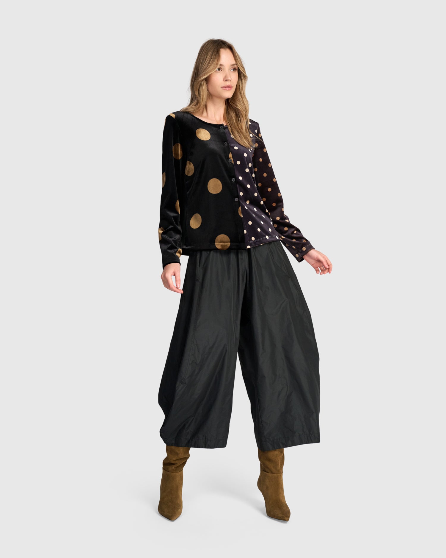 alembika-andromeda-velvet-cardigan-strickjacke-black-gold-dot image 2