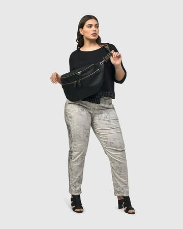 alembika-on-the-go-large-sling-bag-umh-ngetasche-schwarz image 5