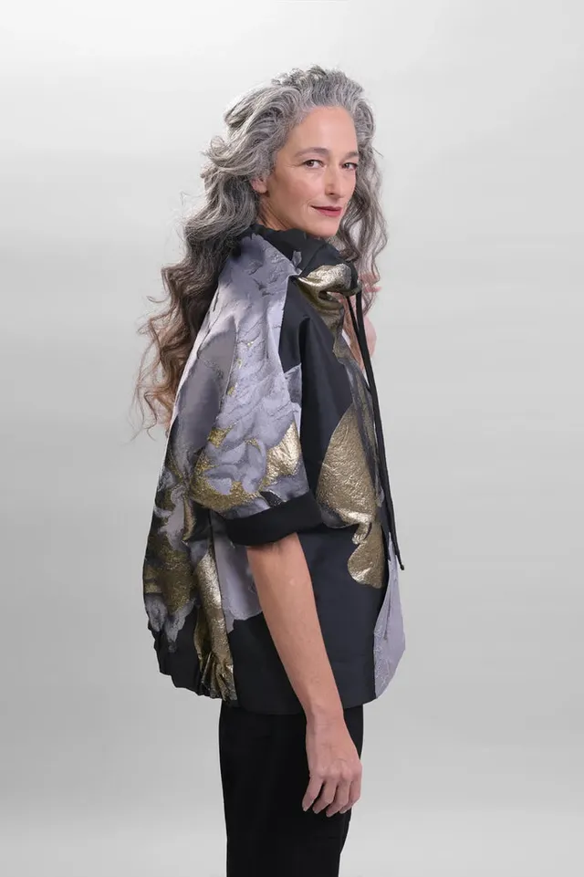 alembika-peony-anorak-top-gold-blusen-layer image 1