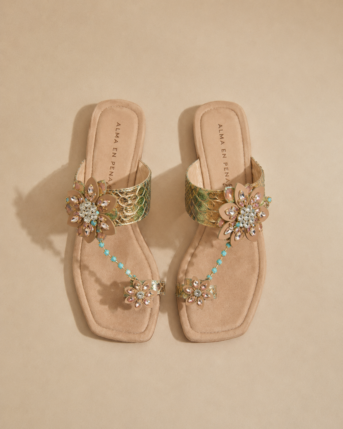 alma-en-pena-flache-t-riemen-sandalen-mit-perlenblume-arena image 1