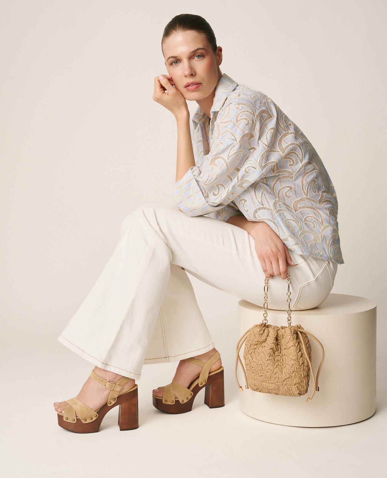 alma-en-pena-beuteltasche-leder-sand-mit-kettenriemen image 4
