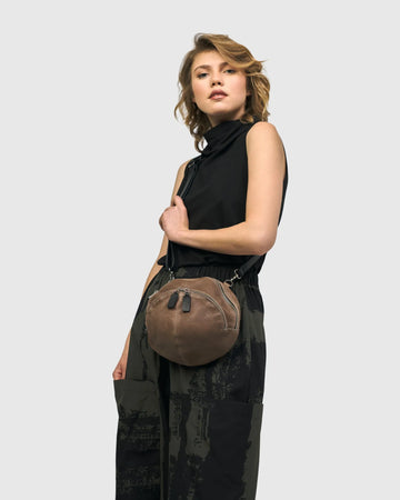 alembika-circle-canteen-tasche-holzbraun-leder image 5