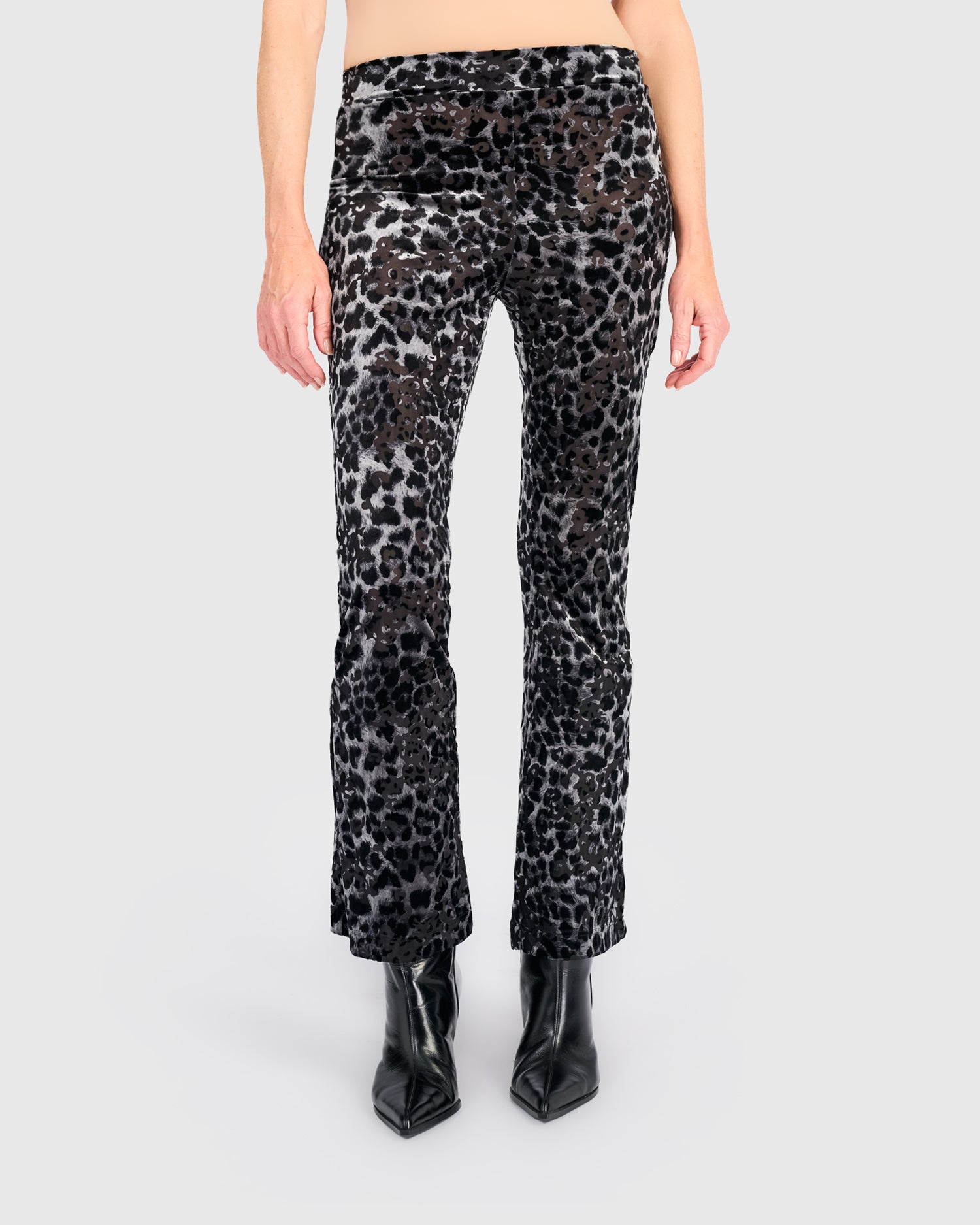 alembika-whisker-kick-flare-pants-pewter-leopard-damen-hose image 3