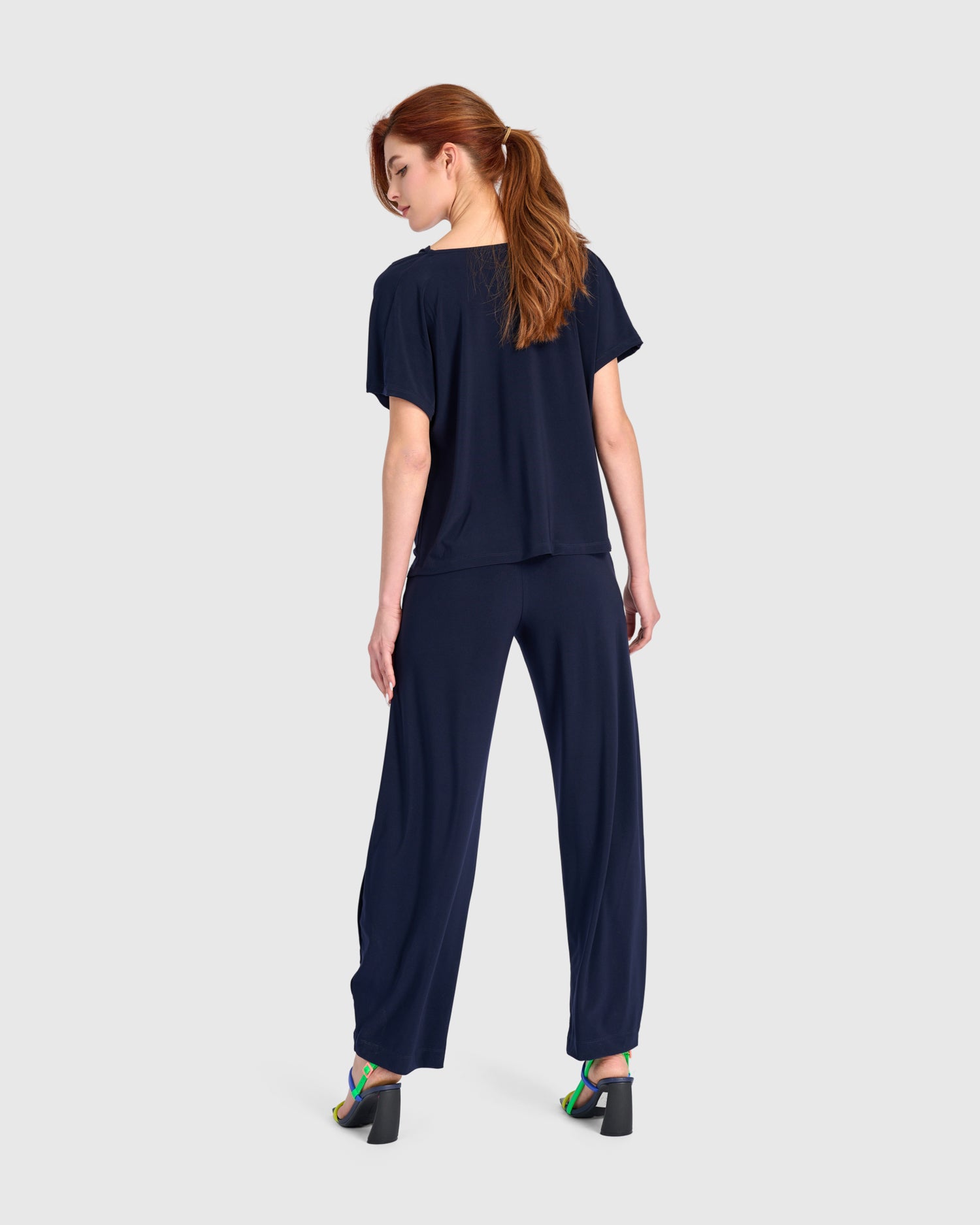 alembika-fluid-slinky-cowl-top-navy image 6