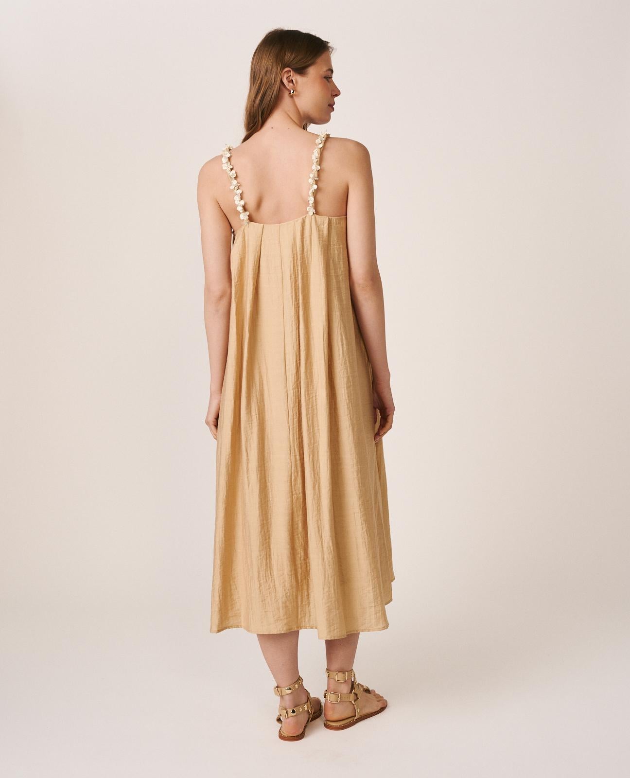 alma-en-pena-flowing-langes-midikleid-in-dorado-mit-v-ausschnitt image 7