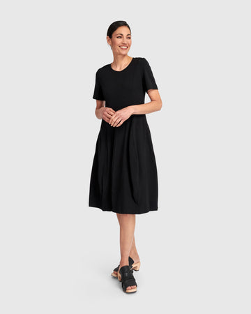 alembika-urban-staple-kurzarm-kleid-schwarz-cocoon image 6