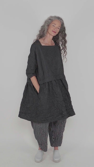 alembika-urban-haven-pinstripe-crinkle-kleid-charcoal image 6