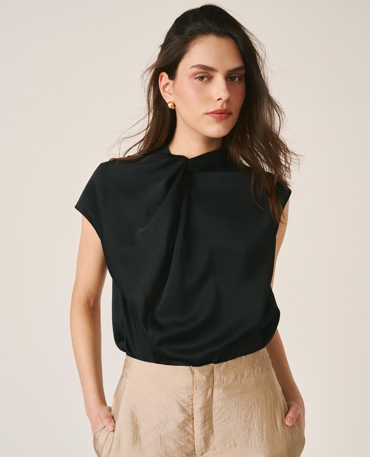alma-en-pena-satin-bluse-schwarz-rmellos-drapiert image 1
