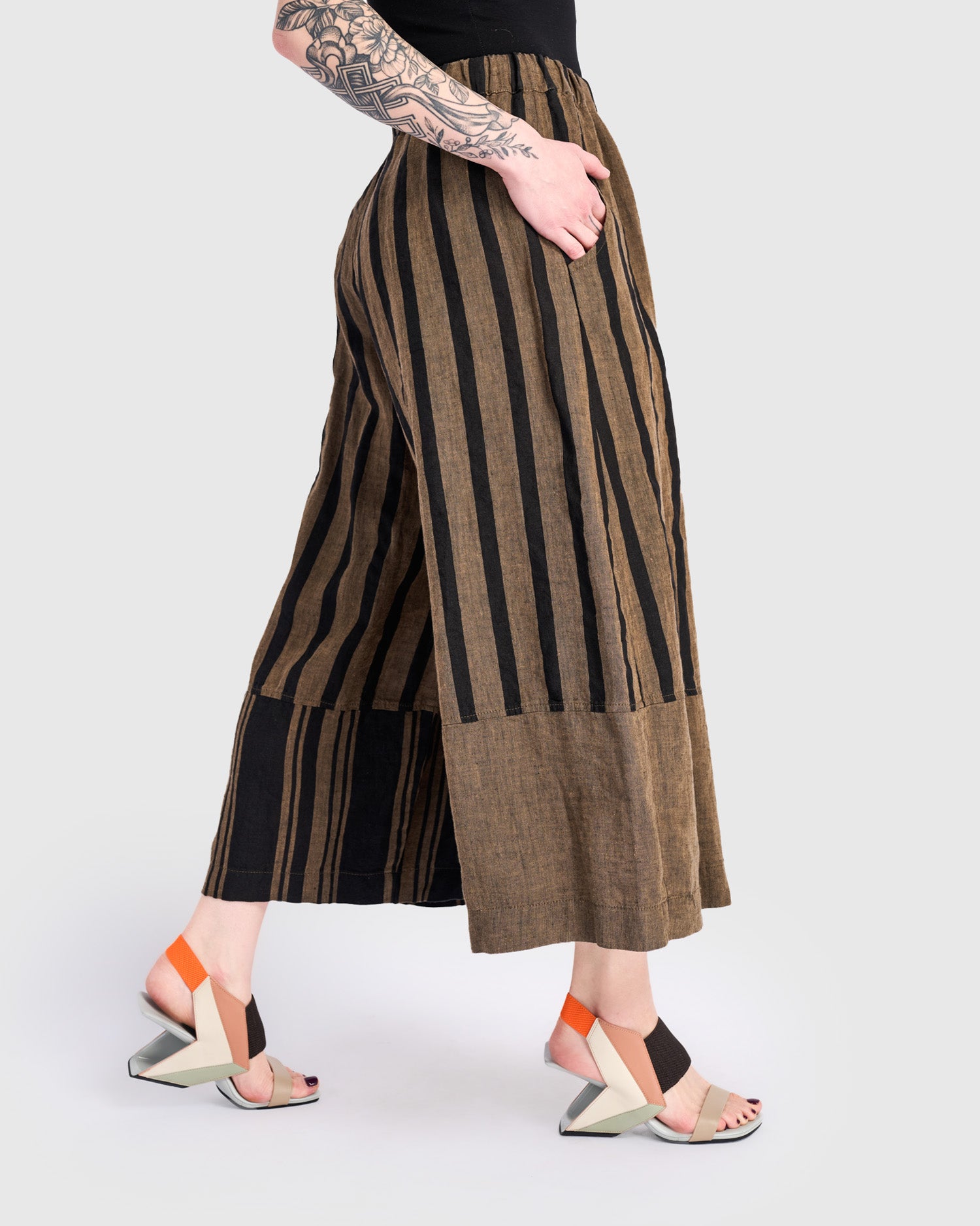 alembika-mesa-sp719t-leinenhose-wide-leg-sepia-black image 4