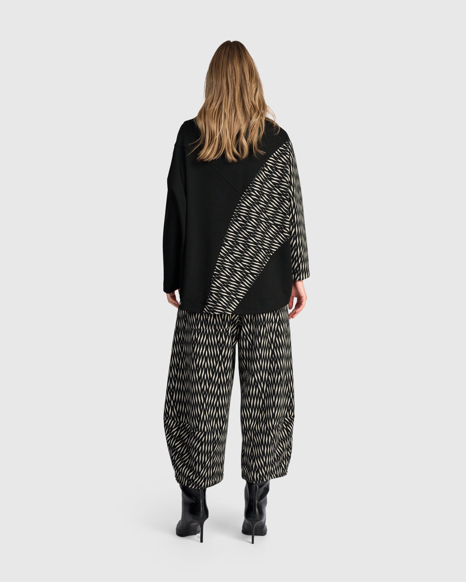 alembika-cadence-funnel-pullover-schwarz-zebra image 5