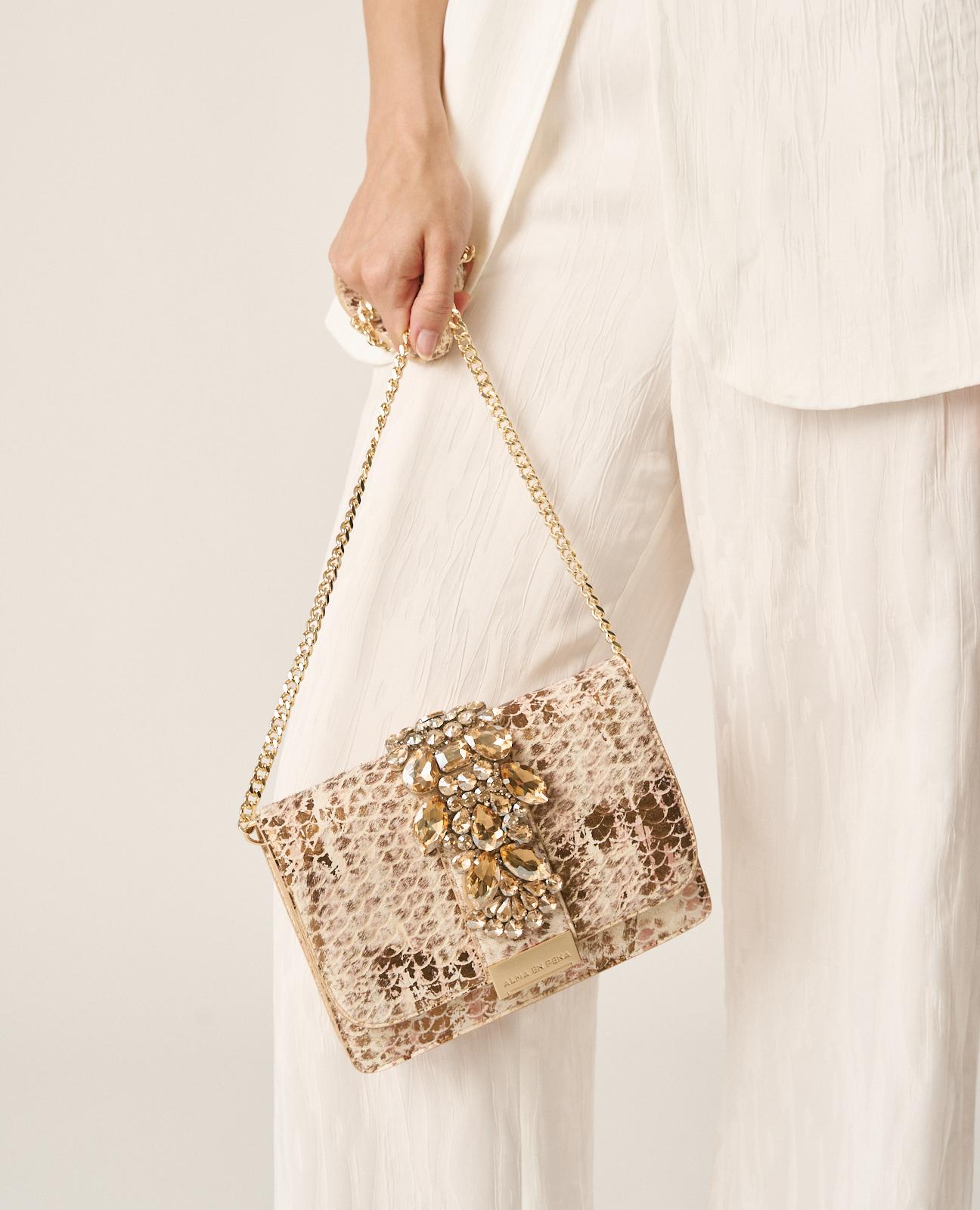 alma-en-pena-clutch-leder-strass-beige-kette-magnetverschluss image 4