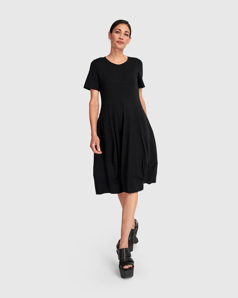 alembika-urban-staple-kurzarm-kleid-schwarz-cocoon image 1