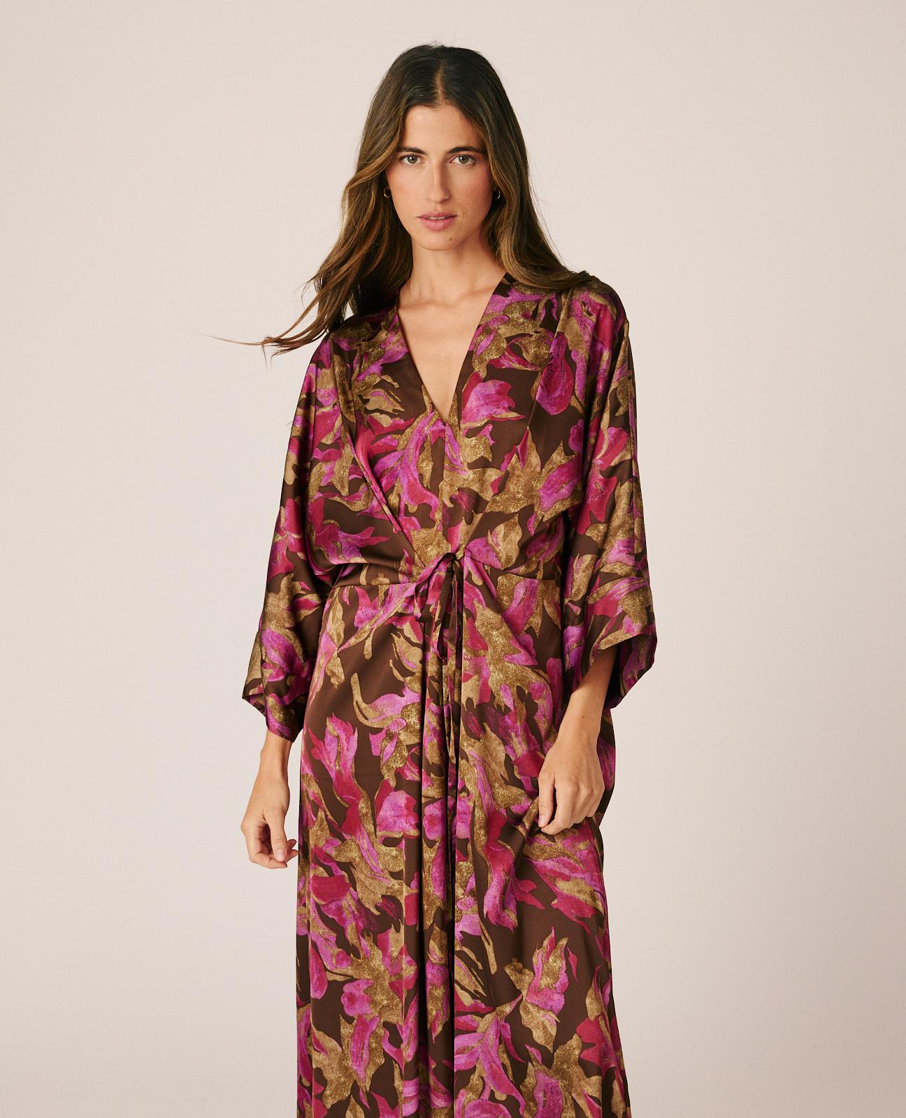 alma-en-pena-satin-midikleid-floral-rosa-kimono image 1